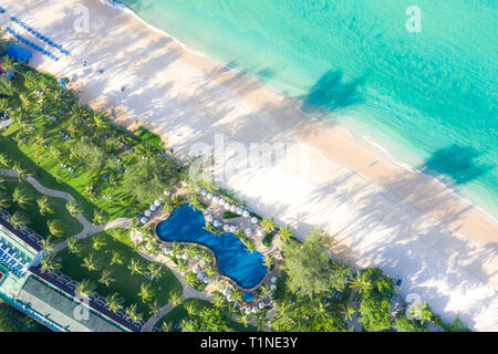 Luftaufnahme der Pool mit Blick auf das Meer und den Strand in Luxus Hotel und Resort Reisen und Ferien