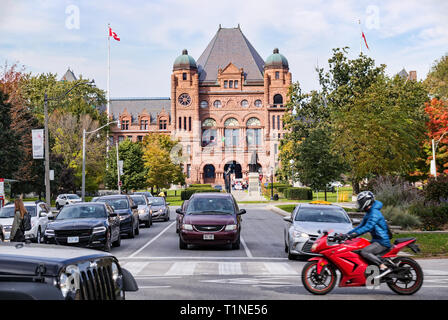 Toronto, Kanada - 10 20 2018: Verkehr auf der College Street und Queens Park vor der Gesetzgebenden Versammlung von Ontario Gebäude Stockfoto