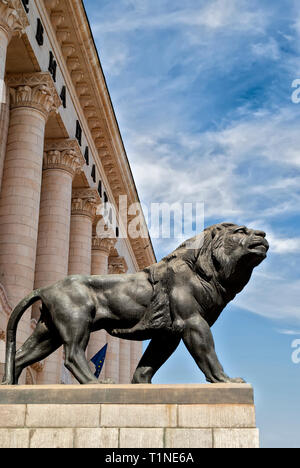 Skulptur eines Löwen vor einem öffentlichen Gebäude; Sofia, Bulgarien; Stockfoto