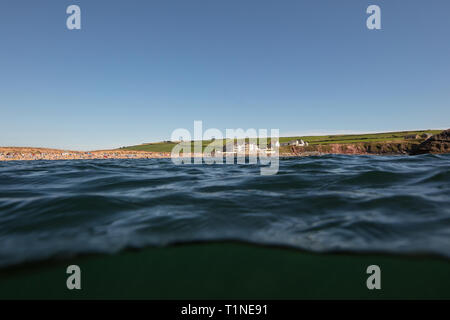 Ein später Abend in South Devon. Dieser schöne Ort ist South Milton Sands, Thurlestone. Es ist ein fantastischer Ort zum Kajak und Schwimmen im Sommer. Thi Stockfoto