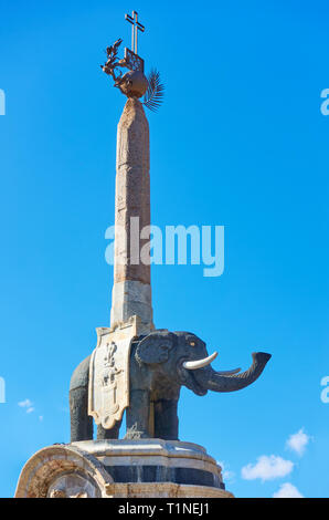 Schwarz Elpehant in Piazza del Duomo in Catania ageinst der blaue Himmel - Symbol der Stadt. Sizilien, Italien Stockfoto