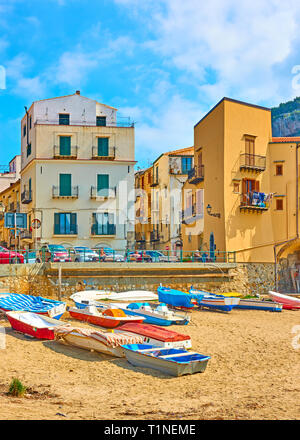 Alte Häuser und Boote am Strand in Cefalu, Sizilien, Italien Stockfoto