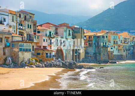 Alten bunten Häuser am Meer in Cefalu Stadt in Sizilien, Italien Stockfoto