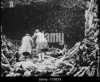 Eine Reise zum Mond (Französisch: Le Voyage dans la Lune) [a] ist ein französischer Abenteuerfilm von 1902 unter der Regie von Georges Méliès. Inspiriert durch eine Vielzahl von Quellen, darunter die Romane von Jules Verne von der Erde zum Mond und um den Mond, der Film folgt einer Gruppe von Astronomen, die sich der Mond in einer Kanone reisen - selbstfahrende Kapsel, erkunden Sie die Oberfläche des Mondes, Flucht aus einer u-Gruppe von selenites (lunar Bewohner) und Rückkehr zur Erde mit einer unverlierbaren Selenit. Es verfügt über ein Ensemble Besetzung der Französischen theatrical Performer, geführt von méliès sich selbst in der Rolle von Professor Barbenfouillis, und Stockfoto