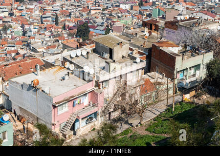 Izmir, Türkei - März 3, 2019. Blick auf die Wohnhäuser von Kadifekale Festung in Izmir, Türkei. Stockfoto