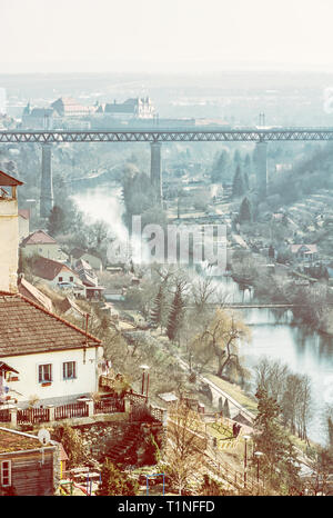 Kloster Louka und Eisenbahn Brücke über Fluss Dyje, Znojmo, Südmähren, Tschechische Republik. Reiseland. Gelb Foto Filter. Stockfoto