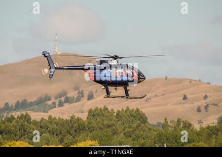 Fjordland Hubschrauber Hughes 369 E Hubschrauber in Wairarapa, Neuseeland fliegen. Bush fliegen, bieten auch lange Linie Hebearbeiten und Rundflüge Stockfoto