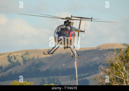 Fjordland Hubschrauber Hughes 369 E Hubschrauber in Wairarapa, Neuseeland fliegen. Bush fliegen, bieten auch lange Linie Hebearbeiten und Rundflüge Stockfoto