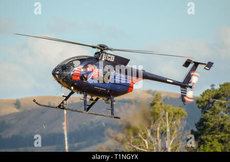 Fjordland Hubschrauber Hughes 369 E Hubschrauber in Wairarapa, Neuseeland fliegen. Bush fliegen, bieten auch lange Linie Hebearbeiten und Rundflüge Stockfoto