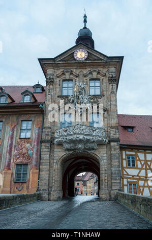 Malerischer Blick auf alte Rathaus (Altes Rathaus) auf Insel in Bamberg City mit zwei Brücken über die Regnitz, Bayern. Bamberg Stockfoto