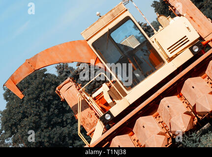 Red altes Korn Harvester geparkt. Blaugrün und Orange Foto Filter. Stockfoto