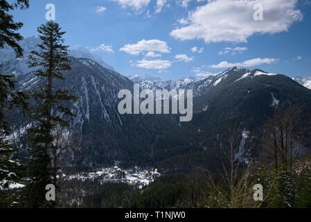 Dorf Hinterriss im Tal vor schneebedeckten Karwendelgebirge, Tirol, Österreich Stockfoto