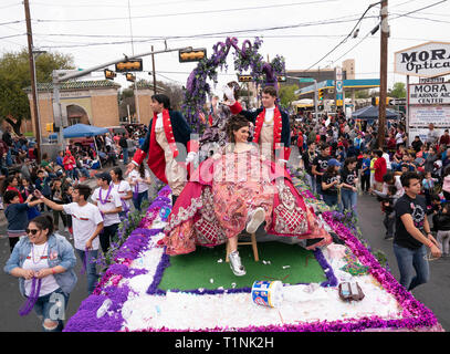 Lokale Debütantinnen und ihre Begleitpersonen tragen aufwendigen Kostümen, beim Reiten auf einem Float bei Washington's Birthday Celebration Parade in Laredo, TX USA Stockfoto