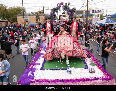 Lokale Debütantinnen und ihre Begleitpersonen tragen aufwendigen Kostümen, beim Reiten auf einem Float bei Washington's Birthday Celebration Parade in Laredo, TX USA Stockfoto