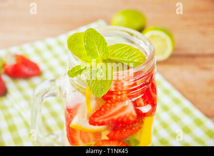 Erdbeer Limonade oder Mojito Cocktail mit Zitrone und Minze, kalten Drink oder Getränke mit Eis. Stockfoto