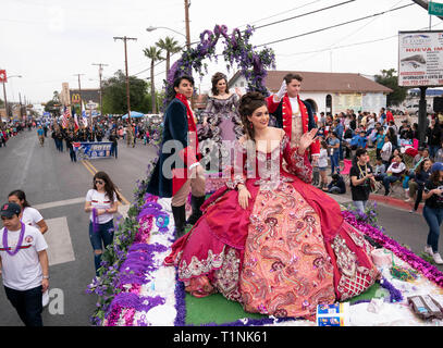 Lokale Debütantinnen und ihre Begleitpersonen tragen aufwendigen Kostümen, beim Reiten auf einem Float bei Washington's Birthday Celebration Parade in Laredo, TX USA Stockfoto