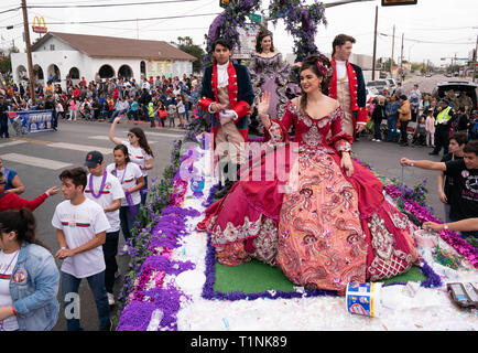 Lokale Debütantinnen und ihre Begleitpersonen tragen aufwendigen Kostümen, beim Reiten auf einem Float bei Washington's Birthday Celebration Parade in Laredo, TX USA Stockfoto