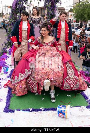 Lokale Debütantinnen und ihre Begleitpersonen tragen aufwendigen Kostümen, beim Reiten auf einem Float bei Washington's Birthday Celebration Parade in Laredo, TX USA Stockfoto