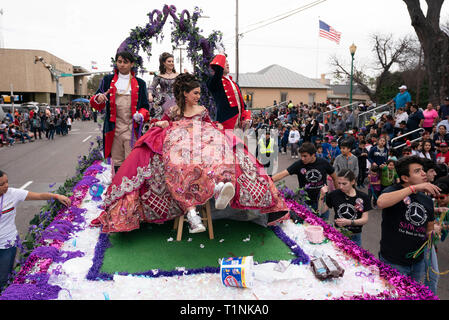 Lokale Debütantinnen und ihre Begleitpersonen tragen aufwendigen Kostümen, beim Reiten auf einem Float bei Washington's Birthday Celebration Parade in Laredo, TX USA Stockfoto