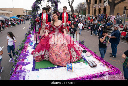 Lokale Debütantinnen und ihre Begleitpersonen tragen aufwendigen Kostümen, beim Reiten auf einem Float bei Washington's Birthday Celebration Parade in Laredo, TX USA Stockfoto