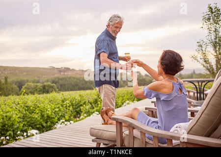 Reifes Paar trinken Champagner auf dem Deck Stockfoto