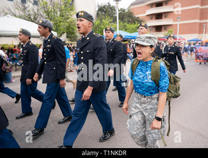 High School Junior ROTC (Reserve Officer Training Corps) Kadetten März in Ausbildung während der jährlichen Washington Geburtstagsfeier Parade, Laredo, TX Stockfoto