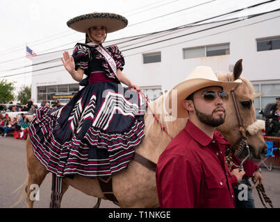 Junge Frau in traditioneller Kleidung charreada Wellen gekleidet, während ein Pferd Reiten in den Geburtstag der jährliche Washington Feier Parade in Laredo, TX Stockfoto