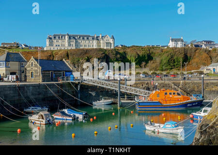 Portpatrick Hafen in Wigtownshire, Dumfries und Galloway, Schottland. Das große Hotel top links ist die Portpatrick Hotel. Stockfoto