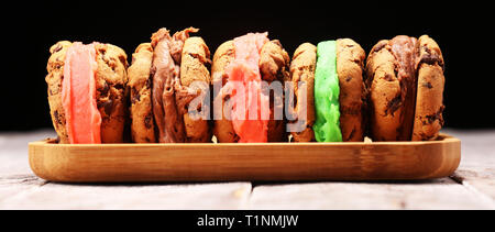 Eis Sandwiches. Chocolate Chip Cookie Ice Cream Sandwich auf Tisch Stockfoto