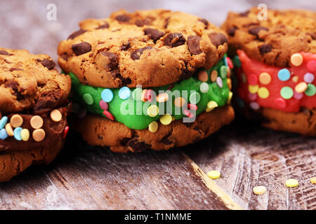Eis Sandwiches. Chocolate Chip Cookie Ice Cream Sandwich auf Tisch Stockfoto