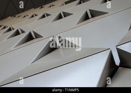 Futuristische Wand relief metallische Dreiecke. 3d-geometrischen Hintergrund. Low Angle View