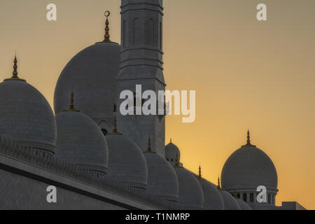 Arabische Moschee Fassade mit Kuppeln, mit Sonnenuntergang. Große Moschee. UAE. Abu Dhabi. Stockfoto