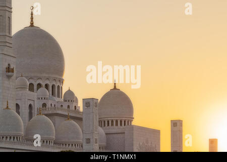 Arabische Moschee Fassade mit Kuppeln, mit Sonnenuntergang. Große Moschee. UAE. Abu Dhabi. Stockfoto