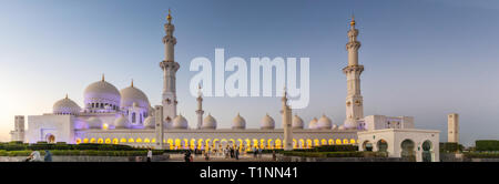 UAE/ABUDHABI 15 DEZ 2018 - Schöne panamoramica Fotografie der Großen Moschee mit Sonnenuntergang. Abu Dhabi. UAE. Stockfoto