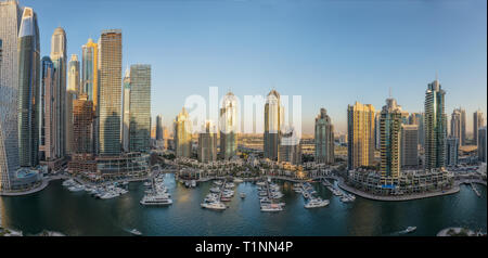 Mehrere Fotos umgewandelt in eine panamoramica der schönen Stadt Skyline von Dubai. Marina Terrasse. UAE Stockfoto