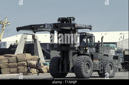 29th. Oktober 1993 Eine riesige US-Armee Caterpillar (Cat) 988B/DV43 Container-Handler im neuen Hafen in Mogadischu, Somalia. Stockfoto