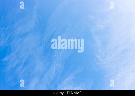 Cirruswolken vor blauem Himmel Stockfoto