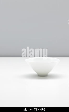 Leere weiße Tasse auf weißem Hintergrund. Teil 33. Stockfoto