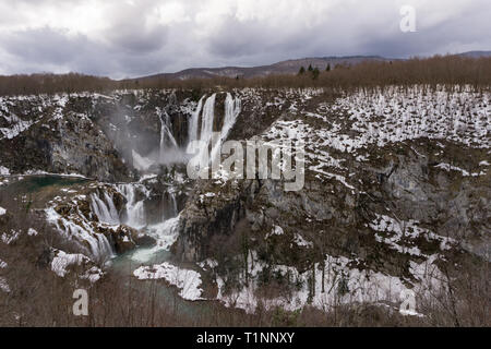 Landschaft im Nationalpark Plitvice im Winter Stockfoto