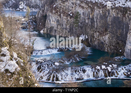 Mehrere Wasserfälle im Nationalpark Plitvice in Kroatien Stockfoto