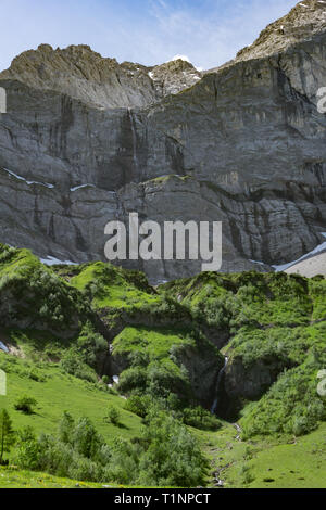 Kleine Wasserfälle durch Schneeschmelze auf dem Berg oben gebildet Stockfoto