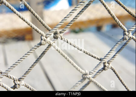 Meer Knoten Nahaufnahme Hintergrund. mesh Seil. Meer Seil Zaun. Stockfoto