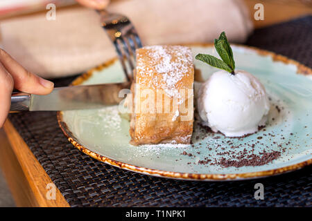 Apfelstrudel mit Vanilleeis und Minze. T Stockfoto