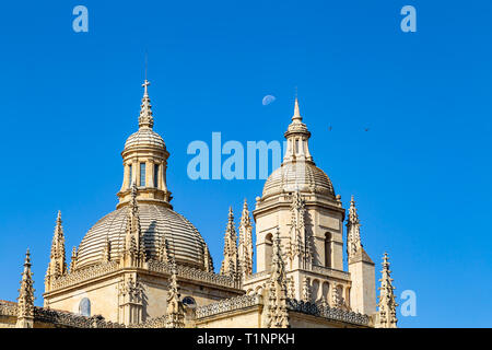 Segovia, Spanien: die Kuppel der Kathedrale von Segovia und die Oberseite der Glockenturm mit der Mond hinter im Sommer Stockfoto