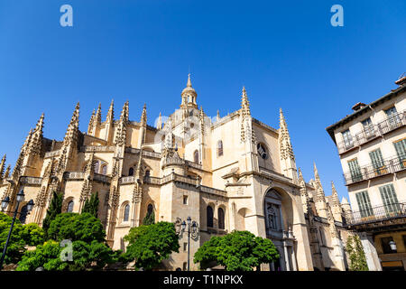 Segovia, Spanien: Segovia Kathedrale in einem Sommertag von Plaza Mayor gesehen. Es war die letzte gotische Kathedrale in Spanien gebaut, während des sechzehnten c Stockfoto