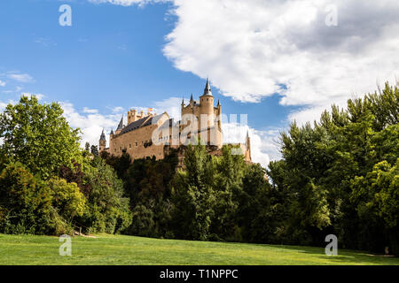 Der berühmte Blick auf den Alcazar von Segovia an einem sonnigen Sommertag aus der Sicht der La Pradera de San Marcos, Segovia, Castilla y Leon, Spanien Stockfoto