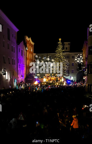 Rattenberg, Tirol, Österreich - 24.11.2018: Der Weihnachtsmarkt Konzert in der kleinen Stadt Rattenberg Stockfoto