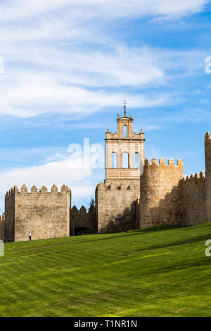 Blick auf die Puerta de Carmen und die mittelalterlichen Stadtmauern, die die Stadt Avila, Spanien. Die Stadt der Steine und der Heiligen genannt, Avila ist ein UNESCO Wor Stockfoto