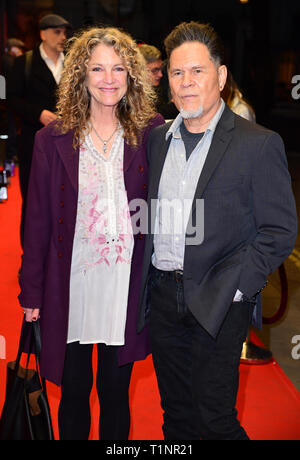 A. Martinez und Frau Leslie anreisen, für die pre-Premiere Screening des Zufälligen Studio, der Dokumentarfilm erzählt die Geschichte von handgemachte Filme im Curzon Mayfair, London. Stockfoto