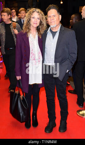 A. Martinez und Frau Leslie anreisen, für die pre-Premiere Screening des Zufälligen Studio, der Dokumentarfilm erzählt die Geschichte von handgemachte Filme im Curzon Mayfair, London. Stockfoto